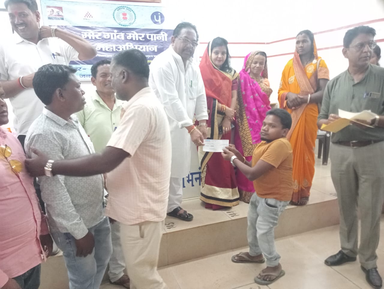 मुख्यमंत्री स्वेच्छानुदान का 10 लाख का चेक जुरुरतमंदो को लुण्ड्रा विधायक प्रबोध मिंज द्वारा किया गया प्रदान  चेक पा खुशी से छलक पड़े आंसु